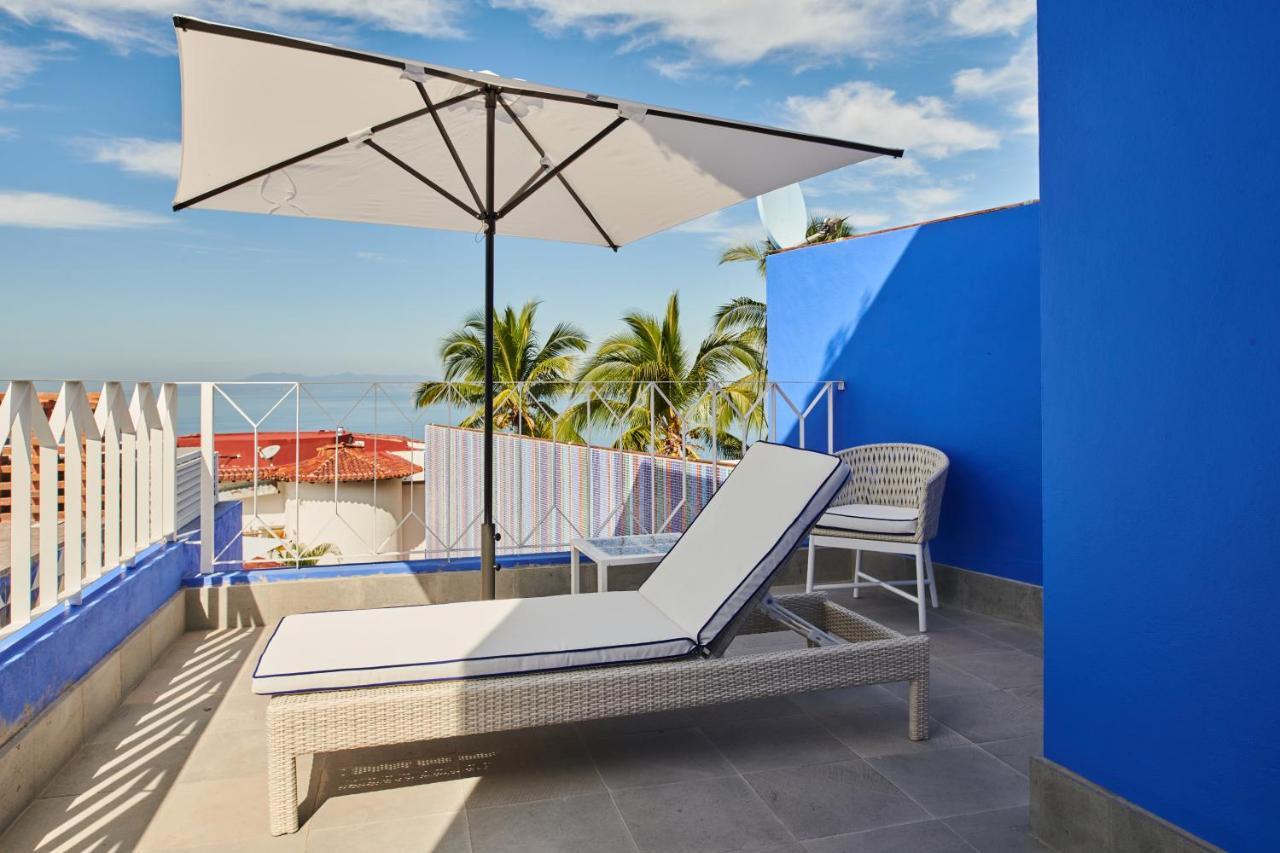Hotel Luxury Patio Azul (Adults Only) بويرتو فالارتا المظهر الخارجي الصورة A cantilever umbrella