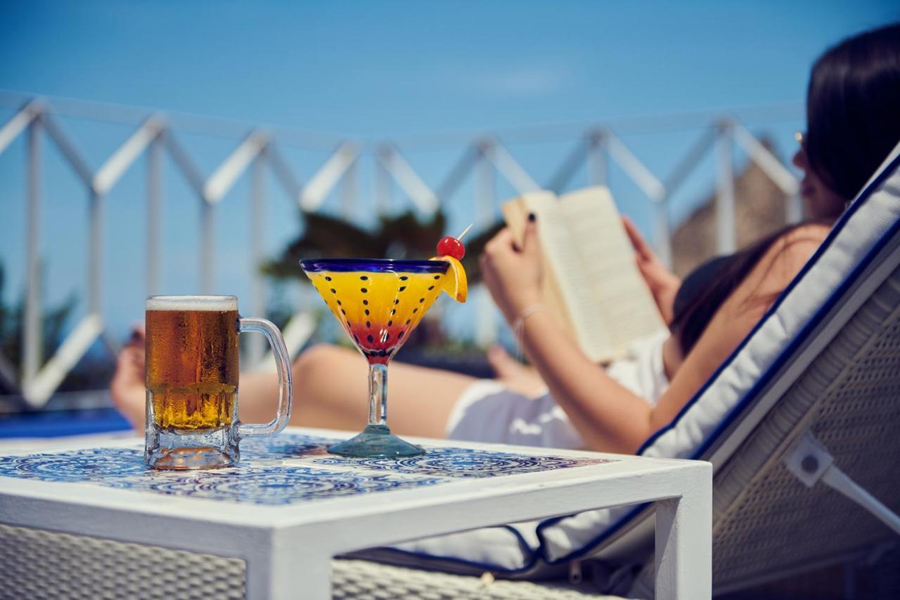 Hotel Luxury Patio Azul (Adults Only) بويرتو فالارتا المظهر الخارجي الصورة A woman reading a book by the pool