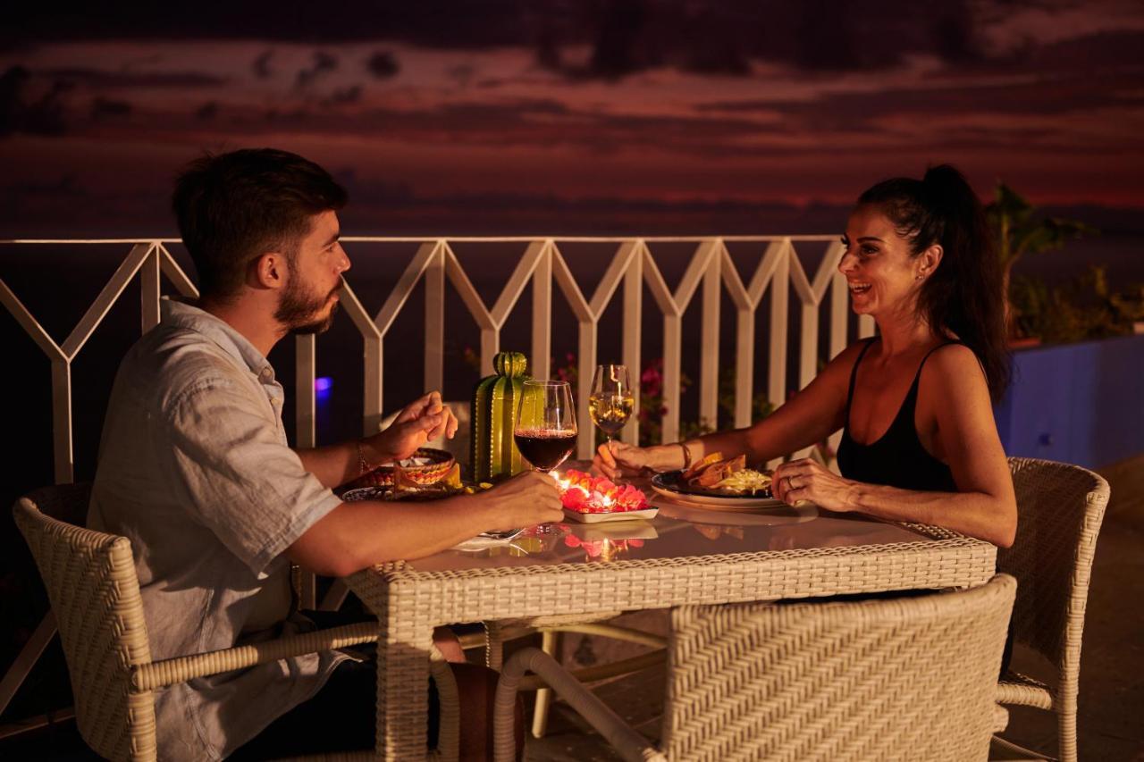 Hotel Luxury Patio Azul (Adults Only) بويرتو فالارتا المظهر الخارجي الصورة A couple dining at a restaurant