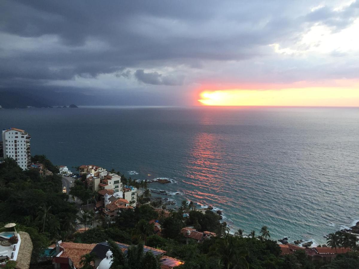 Hotel Luxury Patio Azul (Adults Only) بويرتو فالارتا المظهر الخارجي الصورة Sunset over the Pacific Ocean in Puerto Vallarta, Mexico