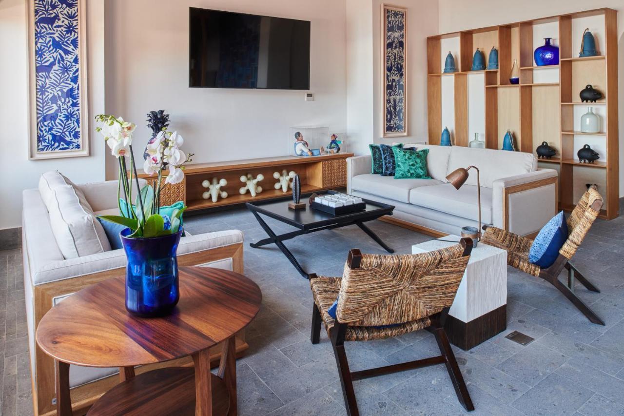 Hotel Luxury Patio Azul (Adults Only) بويرتو فالارتا المظهر الخارجي الصورة The living room of a suite at the hotel