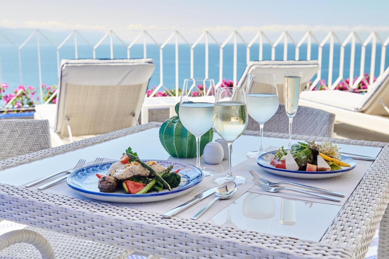 Hotel Luxury Patio Azul (Adults Only) بويرتو فالارتا المظهر الخارجي الصورة A typical Mediterranean lunch
